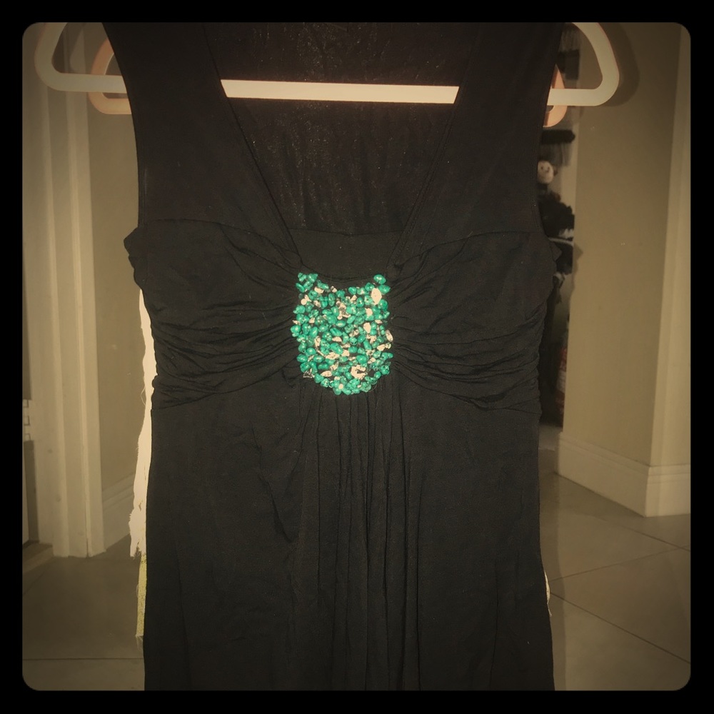 Flattering top w/ uneven hem line & ruching detail